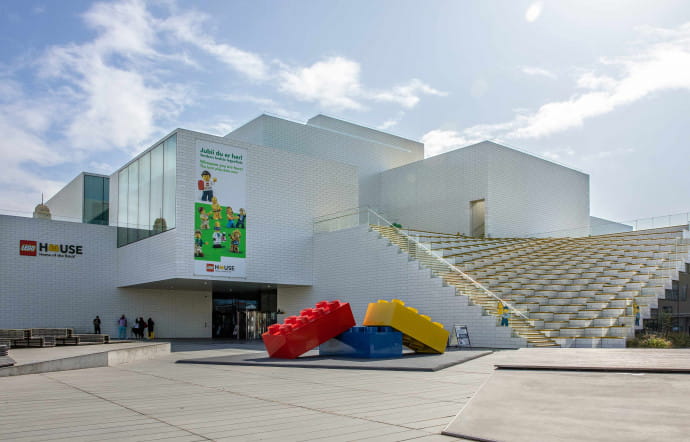 L’usine danoise de Billund abrite, entre autres, la Lego House, l’une des principales attractions familialesdu site. Ces 21 blocs emboîtés les uns dans les autres ressemblent à un jeu de Lego géant.