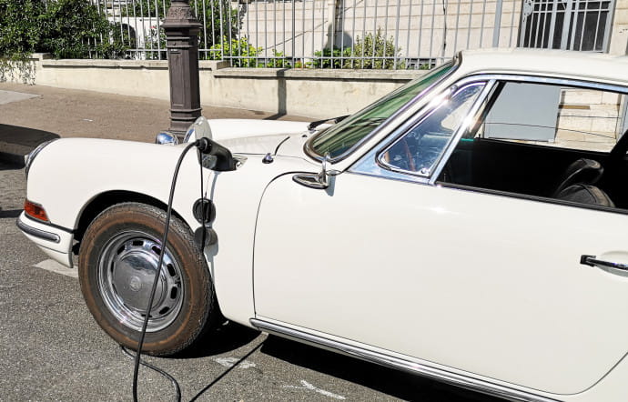 Une Porsche 912 rétrofitée par Retrofuture.