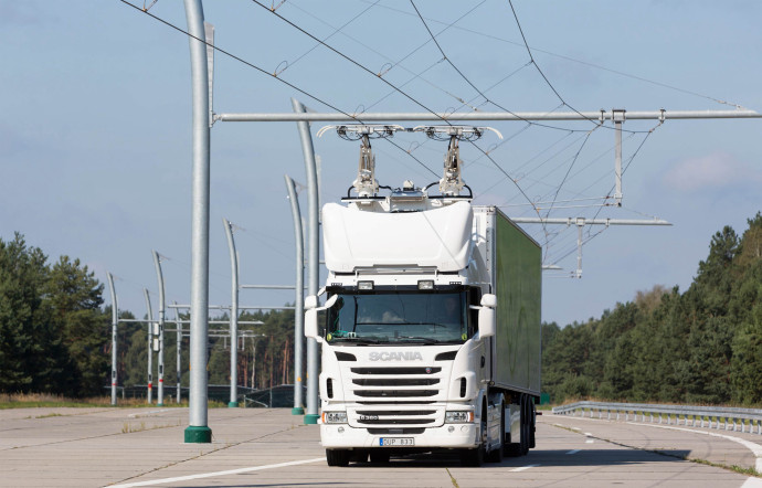 L’eHighway électrique, en phase de test depuis mai dernier sur une portion d’autoroute situé au sud de Francfort est développée en collaboration avec Siemens et le suédois Scania.