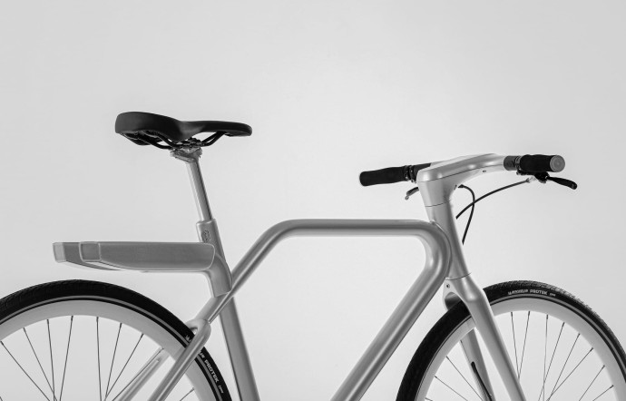 C’est le designer français Ora-ïto qui a utilisé sa « simplexité » pour concevoir le vélo Angell.
