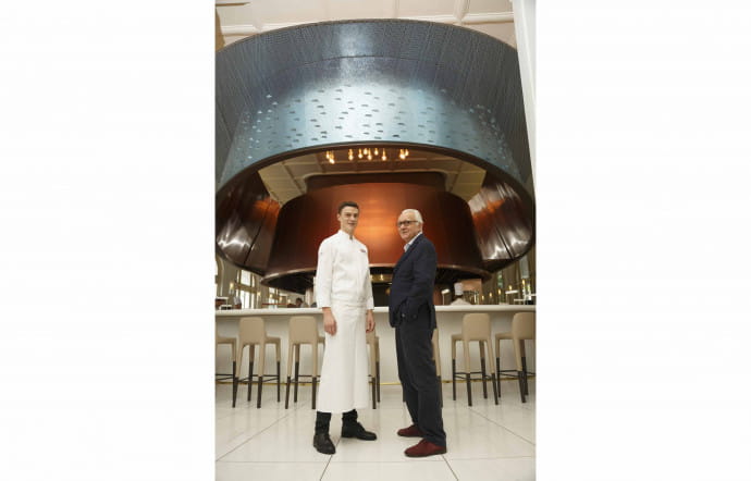 Le chef Alain Ducasse (à droite) en compagnie du chef de cuisine Louis Pacquelin.