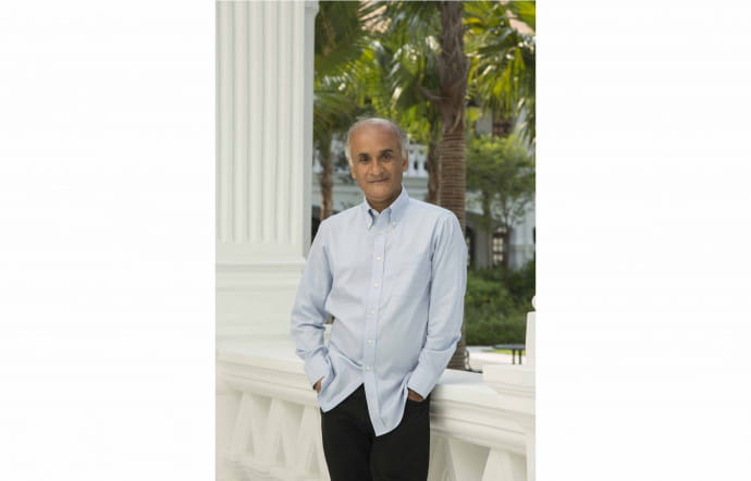 Dans la lignée des grands écrivains ayant fait du palace leur QG, l’essayiste voyageur américain Pico Iyer est le premier auteur officiel en résidence au Raffles. Son livre, This Could Be Home : Raffles Hotel and the City of Tomorrow, a été publié à Singapour en août dernier.