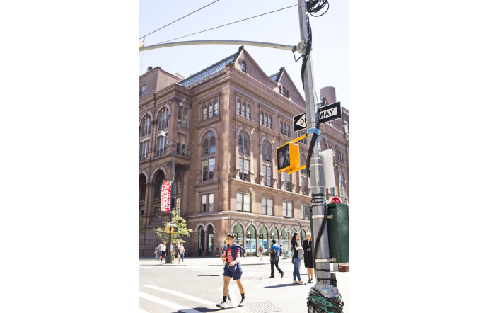 Cet immeuble à l’italienne, en grès rouge, qui abrite la Cooper Union, une institution d’enseignement supérieur, a été érigé par Peter Cooper. C’était le premier bâtiment à New York à avoir été construit avec des poutres en fer laminé.