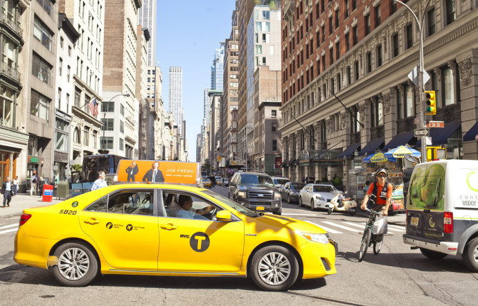 Symbole de la ville, les taxis jaunes subissent de plein fouet la concurrence d’Uber et d’autres entreprises sur application mobile.