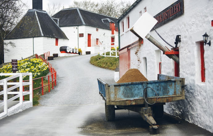 Bordée par l’Edradour Burn, la distillerie d’Andrew Symington est l’un des derniers bastions du single malt écossais fait à la main.
