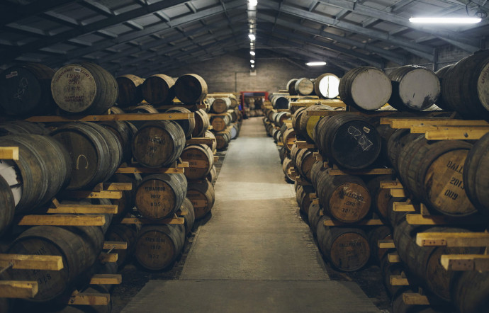 Bordée par l’Edradour Burn, la distillerie d’Andrew Symington est l’un des derniers bastions du single malt écossais fait à la main.