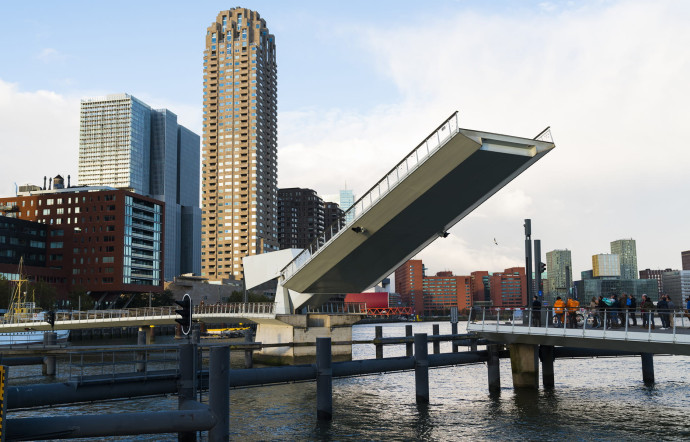 Peuplée de gratte-ciel, Rotterdam a accueilli de grands noms de l’architecture, comme Alvaro Siza et Norman Foster, en passant par un enfant de la ville, Rem Koolhaas.