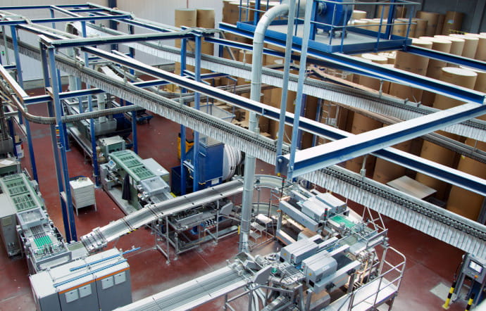 L’usine fonctionne en continu, jour et nuit, avec quatre équipes d’ouvriers.