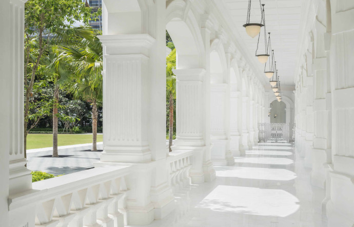 Le Raffles est un véritable mythe qui a traversé le XXe siècle, l’un des derniers vestiges du style colonial au milieu des gratte-ciel de Singapour. Une renommée qui repose, entre autres, sur la pâleur de marbre de l’édifice.