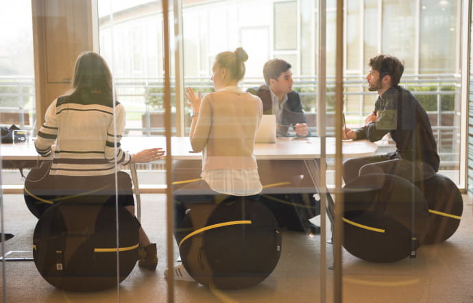Au Technogym Village, les employés jouent le jeu du « wellness » jusque dans leurs assises…