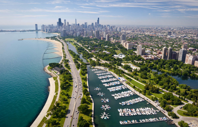 Située sur la rive sud-ouest du lac Michigan, Chicago compte 2,7 millions d’habitants.