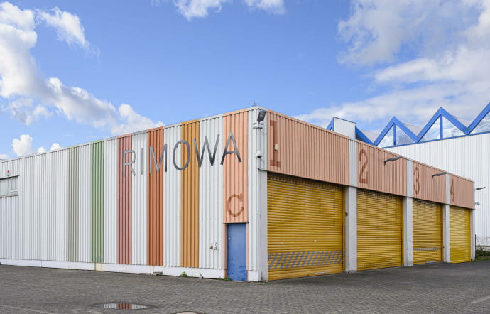 L’usine occupe 40 000 m2 d’ateliers, tous logés sous une charpente ondulée et métallique rappelant la silhouette du bagage iconique.