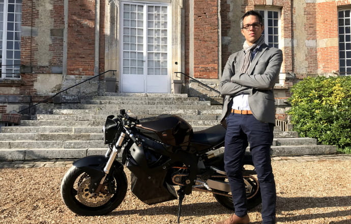 Sébastien Mahut pose à côté du prototype technique développé par Newron Motors.