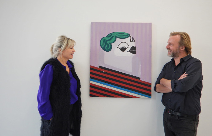 Les galeristes Sofie Van de Velde et Jason Poirier, associés dans un espace dans Nieuw Zuid, posent devant une œuvre de Nel Aerts.