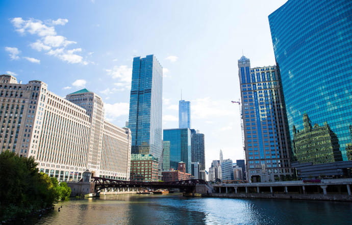 La promenade du Riverwalk surplombe la Chicago River.