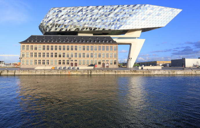 Signé Zaha Hadid et inauguré en 2016, le magnifique édifice de la Maison du port s’est imposé comme un symbole de la ville. L’immense structure à facettes surplombe une ancienne caserne de pompiers des années 1920.