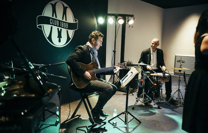 Le Club 1899 dispose d’un salon cosy d’une capacité de 350 à 400 personnes, où sont organisés des événements musicaux avec live band ou dj et des dégustations culinaires.