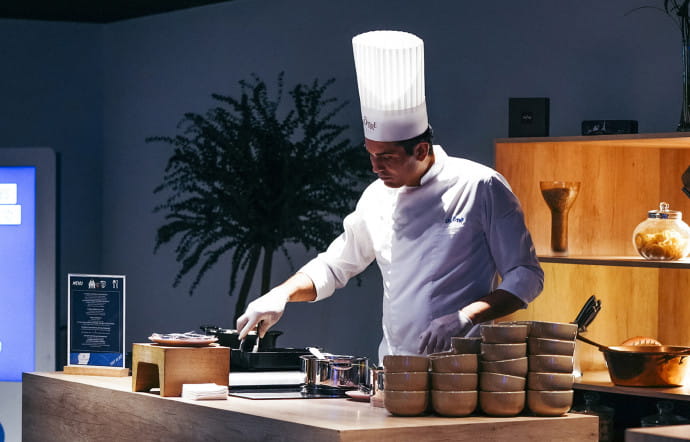 Le Club 1899 dispose d’un salon cosy d’une capacité de 350 à 400 personnes, où sont organisés des événements musicaux avec live band ou dj et des dégustations culinaires.