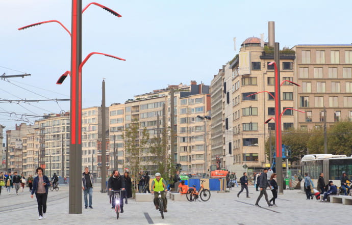Au croisement de deux axes majeurs, la place Franklin Roosevelt fonctionne comme la gare routière principale d’Anvers, avec ses multiples quais de bus et voies de tramway.