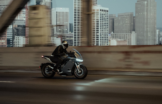 Ce cinquième modèle signé Zero Motorcycles affiche la même fiche technique que la SR/F. Le moteur ZF 75-10, 190 Nm de couple maximal et 110 chevaux, pousse la SR/S à 200 km/h au maximum.