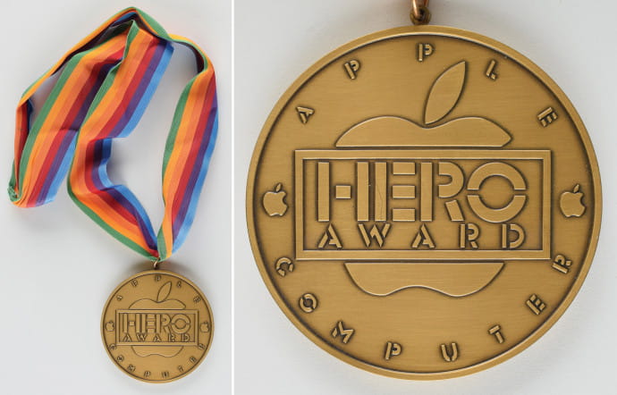 apple-vente-aux-encheres-2020-insert-04-hero-medal