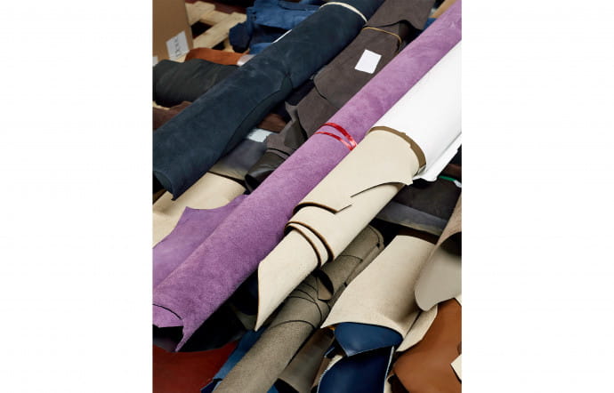 Les peaux utilisées proviennent des meilleures tanneries du monde : du Puy, en France, de Picusa, en Espagne, ou de la Conceria Zonta, en Italie.