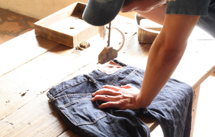 Les jeunes marques nippones s’attardent sur chaque étape de production du jeans, qu’elle veulent durable, pour traverser les âges.
