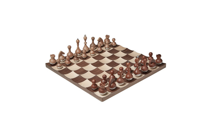 Wobble Chess Set, 300 €, Umbra.