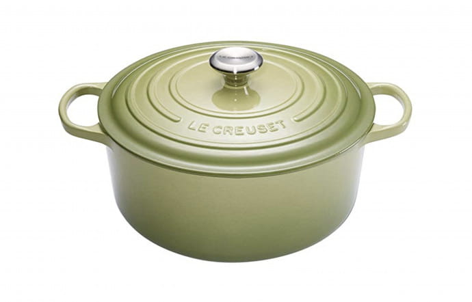 Cocotte ronde en fonte émaillée, couleur Palm, 24 cm, 265 €, Le Creuset.