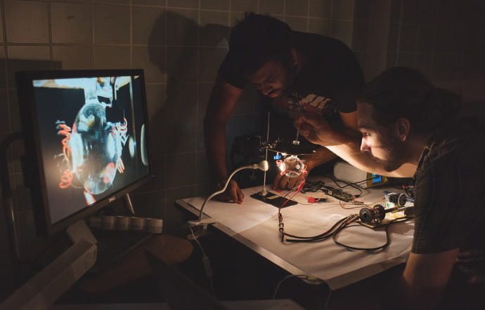 Installée à Strasbourg depuis 2002, l’International Space University forme à tous les métiers de l’espace. Pour permettre aux étudiants de poursuivre leurs travaux de recherche, l’université dispose notamment d’un radiotélescope, d’une station au sol pour satellites et d’une capsule spatiale russe Almaz.