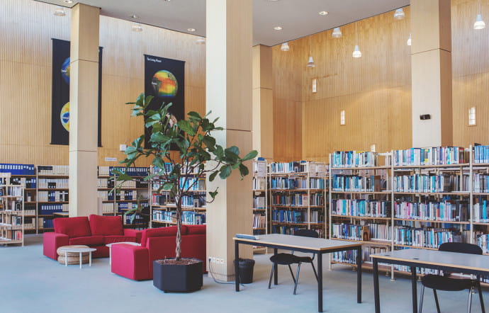 Forte de ses 10 000 livres, ouvrages et autres DVD spécialisés, la bibliothèque de l’ISU représente l’un des principaux fonds documentaires sur l’espace en Europe.