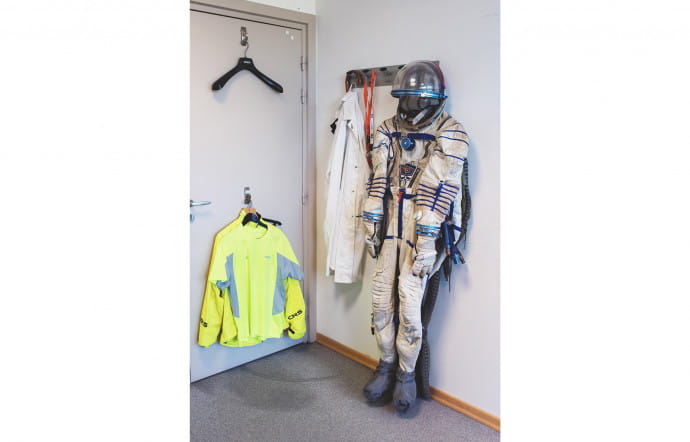Chris Welch, directeur du programme Masters, conserve dans son bureau de nombreux objets évoquant sa passion, telle cette combinaison spatiale accrochée au portemanteau.