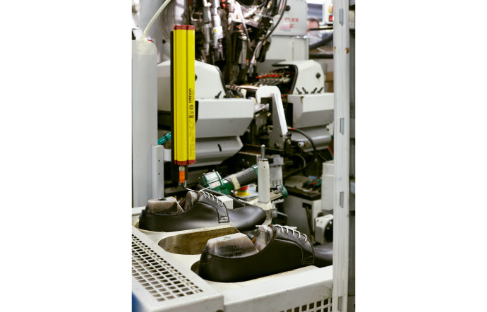 Si la fabrication d’une paire de souliers nécessite de 75 à 96 étapes, peu sont mécanisées.