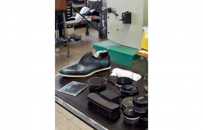 Si la découpe des cuirs se fait aujourd’hui au laser à l’aide de machines robotisées, les autres étapes de fabricationdes souliers Doucal’s sont réalisées à la main, du travail de l’empeigne à celui de la doublure, en passant par le moulage, la colorisation, la patine, le cirage ou encore le polissage.