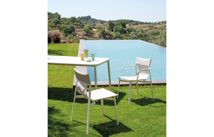 Collection Plus 4 (table et chaise) et Breez (fauteuil).