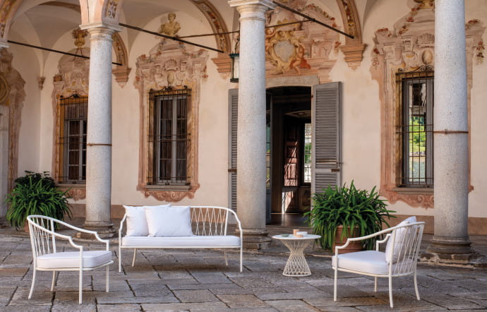 La collection Como, de Silvana Angeletti et Daniele Ruzza pour Emu, à la Villa Della Porta Bozzolo, Casalzuigno.