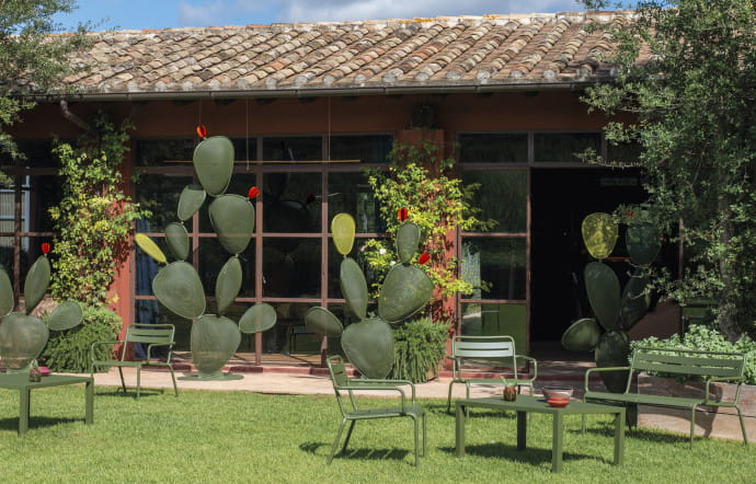 En forme de végétal stylisé, Ficus est un bon module de base, facile à utiliser partout : maison, hôtel ou terrasse de restaurant.