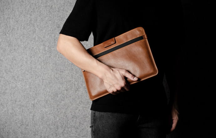 Pochette MacBook en cuir, 300 €.