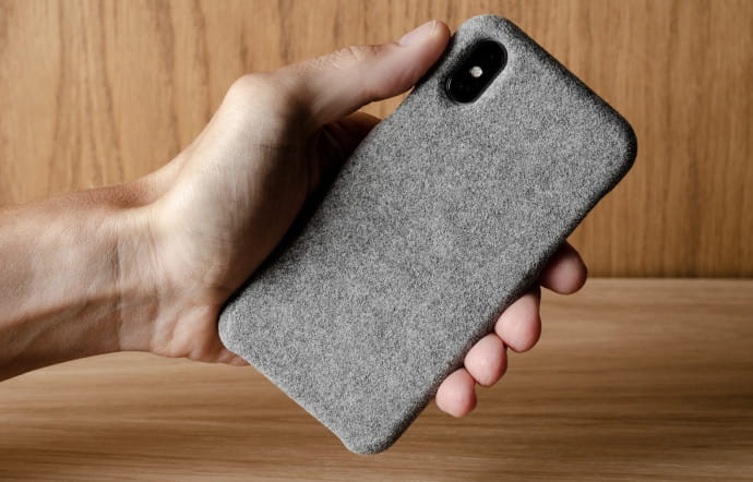 Protection iPhone en Alcantara, 72 €.