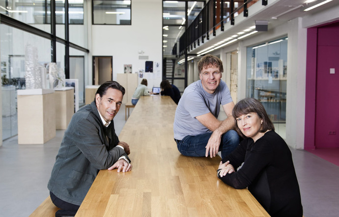 Jacob van Rijs (à gauche), Winy Maas et Nathalie de Vries, les trois cofondateurs de l’agence MVRDV, basée à Rotterdam.
