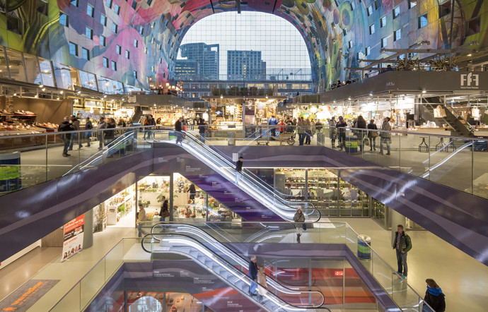 Inauguré en 2014 dans le centre de Rotterdam, le Markthal est le premier marché couvert de produits frais aux Pays-Bas. D’une superficie totale de 95 000 m2, le projet mêle logements et marché couvert. Les visiteurs sont invités à faire leurs courses sous un arc de 40 m de haut.