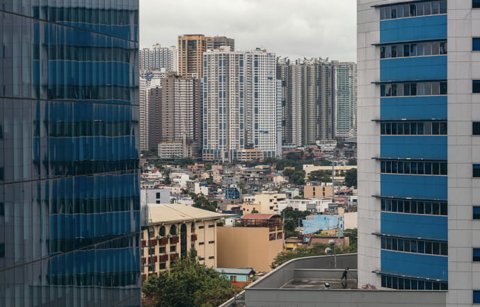 Le quartier BGC a été créé de toutes pièces et s’érige sur d’anciens terrains militaires. Les gratte-ciel abritent toutes les entreprises internationales officiant dans le secteur des BPO.