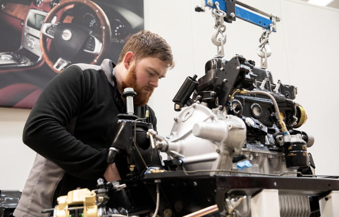 Le moteur des Mini est démonté, nettoyé et modifié pour porter la puissance à 84 CH.