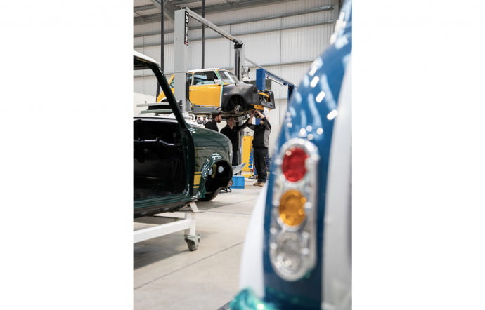 Dans l’atelier, les Mini côtoient les Speedback en cours de montage.
