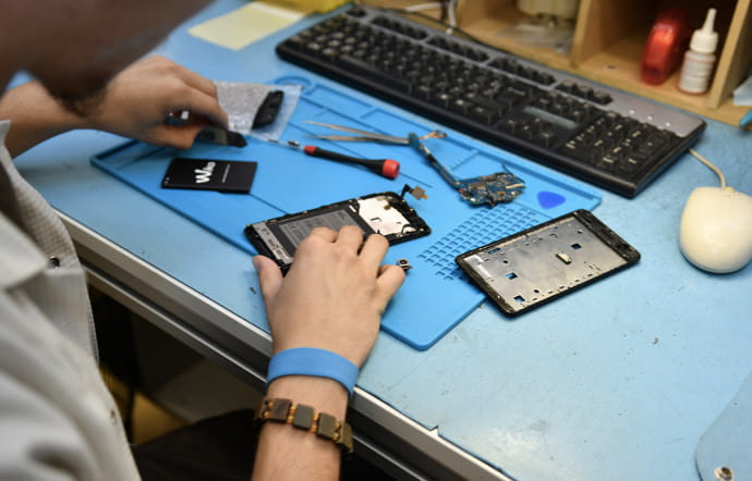 L’usine SMAAART est située près de Montpellier, au pied du Pic Saint Loup. Les smartphones reconditionnés de la marque sont distribués par Top Office, Welcom, Fnac, Hyperburo, Bruneau, Leclerc, Intermarché, sur Backmarket, Fnac, Darty, Agoraplace et en direct via son site.