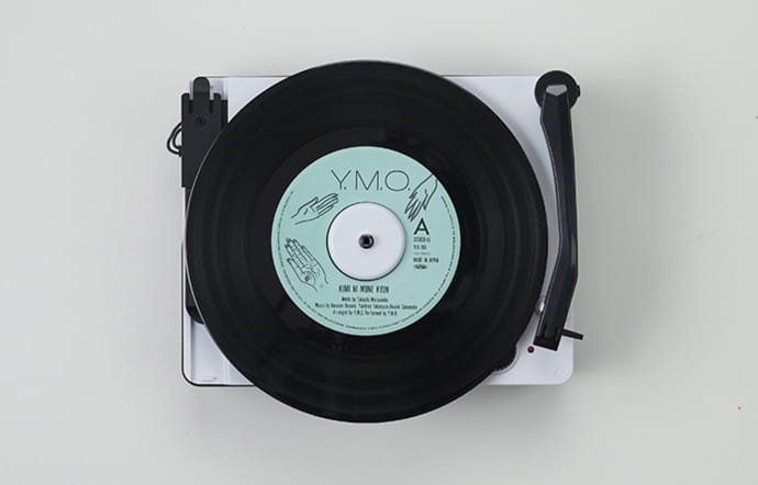 La platine-presse permet également de lire des vinyles, pressés soi-même ou achetés chez le disquaire du coin.
