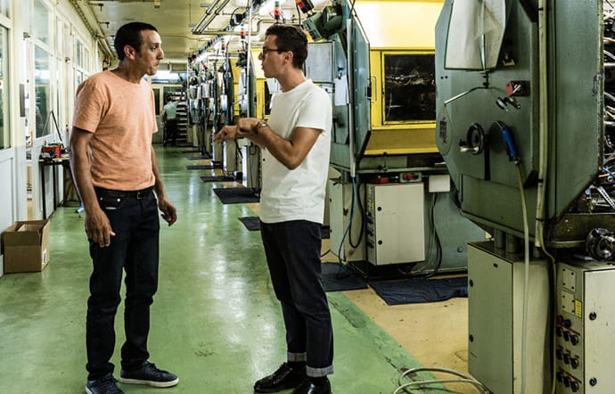 Florian Chosson avec Ahmed El Yamani, qui fabrique les pièces micromécaniques Routine dans le Jura.