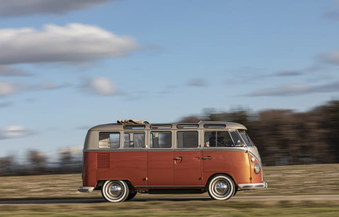 Volkswagen électrifie, avec l’aide du garage eClassics, son mythique combi T1.