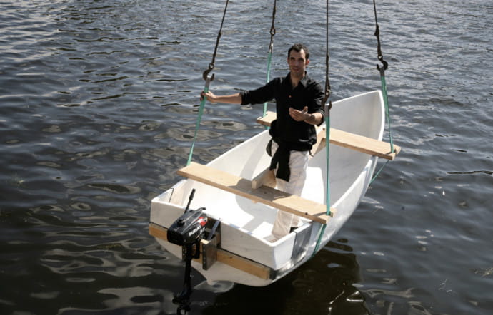 Fabio Viale sur son Ahgalla, un bateau en marbre présenté en 2002.