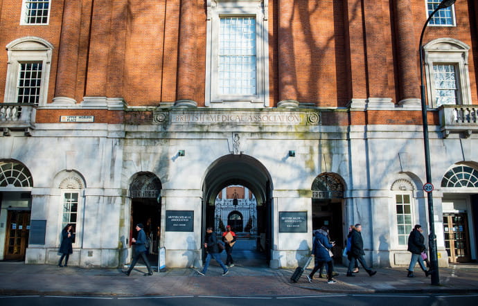 Le BMJ, qui fête ses 180 ans en 2020, appartient à la prestigieuse British Medical Association (BMA). Le journal et le syndicat siègent tous deux dans un superbe immeuble édifié en 1911, situé au coeur de Londres, à Tavistock Square.